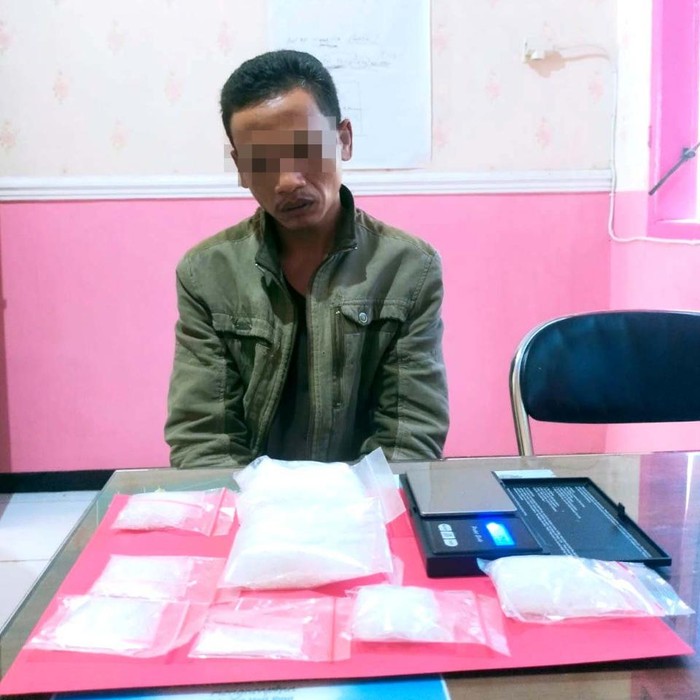 Pelaku saat menjalani pemeriksaan bersama barang bukti yang disita
