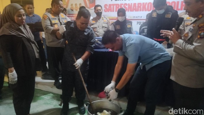Pemusnahan barang bukti sabu di Tanjungbalai. (Perdana Ramadhan/detikSumut)