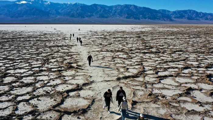 Penampakan Badwater Basin, Titik Terendah Benua Amerika DEATH VALLEY, CA - JANUARY 6: A view of Badwater Basin as people visit in Death Valley National Park, California, United States on January 6, 2023. Badwater Basin is an endorheic basin and noted as the lowest point in North America and the United States, with a depth of 282 ft (86 m) below sea level.Γ’Γ’Γ’Γ’Γ’Γ’Γ’ (Photo by Tayfun Coskun/Anadolu Agency via Getty Images)