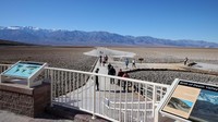 Orang-orang mengunjungi Badwater Basin di Taman Nasional Death Valley, California, Amerika Serikat, Jumat (6/1/2023).  