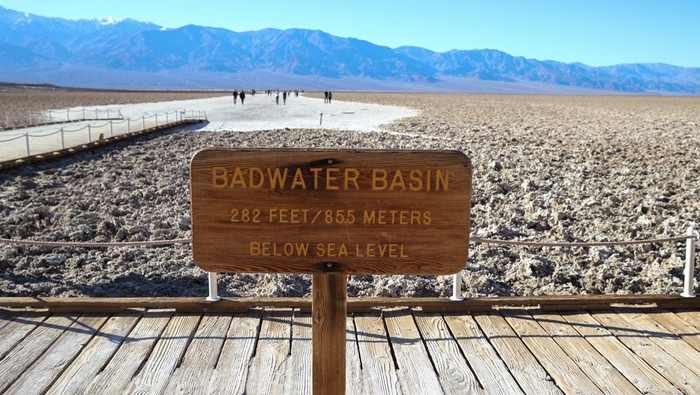 Penampakan Badwater Basin, Titik Terendah Benua Amerika DEATH VALLEY, CA - JANUARY 6: A view of Badwater Basin as people visit in Death Valley National Park, California, United States on January 6, 2023. Badwater Basin is an endorheic basin and noted as the lowest point in North America and the United States, with a depth of 282 ft (86 m) below sea level.Γ’Γ’Γ’Γ’Γ’Γ’Γ’ (Photo by Tayfun Coskun/Anadolu Agency via Getty Images)