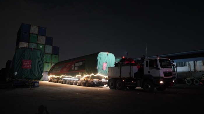 Penampakan Rangkaian Kereta Cepat 'Digendong' Truk, Meluncur ke Tegalluar Empat rangkaian EMU Kereta Cepat Jakarta Bandung dikirim ke Tegalluar. Pengiriman kereta ini merupakan tahap yang dua.