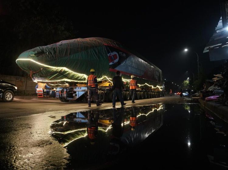 Potret Rangkaian Kereta Cepat Digendong Truk, Meluncur ke Tegalluar