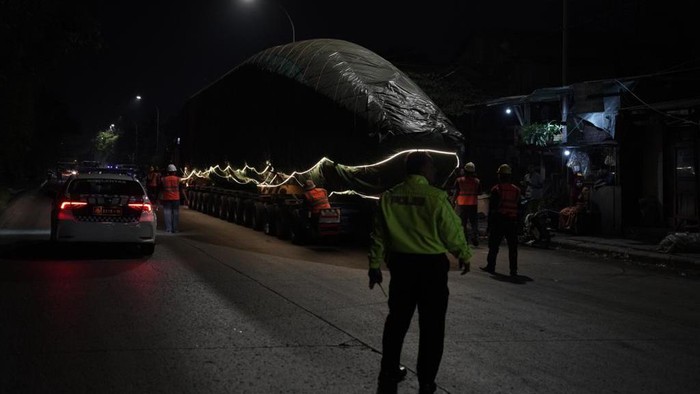 Penampakan Rangkaian Kereta Cepat 'Digendong' Truk, Meluncur ke Tegalluar Empat rangkaian EMU Kereta Cepat Jakarta Bandung dikirim ke Tegalluar. Pengiriman kereta ini merupakan tahap yang dua.