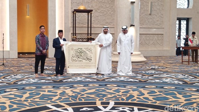 Rektor MBZ University, H.E Dr.Khaled Al Yabhouni Al Dhahrei dan Dirjen Binmas Kementerian Agama, Kamaruddin Amin teken MoU manajemen Masjid Sheikh Zayed Solo, Kamis (12/1/2023).