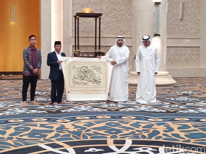 Rektor MBZ University, H.E Dr.Khaled Al Yabhouni Al Dhahrei dan Dirjen Binmas Kementerian Agama, Kamaruddin Amin teken MoU manajemen Masjid Sheikh Zayed Solo, Kamis (12/1/2023).