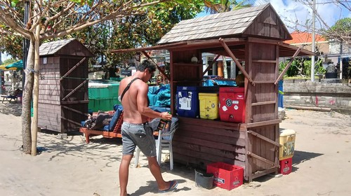 Pedagang di Pantai Kuta dan Legian yang sudah menempati rombong kayu padahal belum diserahterimakan.