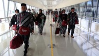 Kepala Kantor Wilayah Kementerian Agama Aceh Iqbal (kanan) menepungtawari pramugari, pilot dan jamaah umrah pada pembukaan penerbangan perdana Banda Aceh - Madinah.