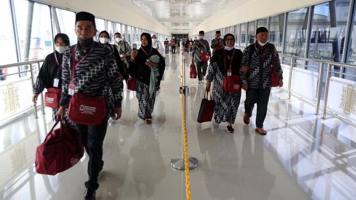 Kepala Kantor Wilayah Kementerian Agama Aceh Iqbal (kanan) menepungtawari pramugari, pilot dan jamaah umrah pada pembukaan penerbangan perdana Banda Aceh - Madinah di Bandara Internasional Sultan Iskandar Muda, Aceh Besar, Aceh, Kamis (12/1/2023). Atas permintaan Pemerintah Aceh, maskapai Lion Air membuka layanan penerbangan internasional dari bandara Sultan Iskandar Muda tujuan Madinah setiap hari Kamis. ANTARA FOTO / Irwansyah Putra/aww.