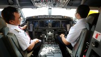 Pilot dan copilot bersiap di ruang kokpit sebelum membawa jamaah umrah pada pembukaan penerbangan perdana Banda Aceh-Madinah di Bandara Internasional Sultan Iskandar Muda, Aceh Besar, Aceh, Kamis (12/1/2023).