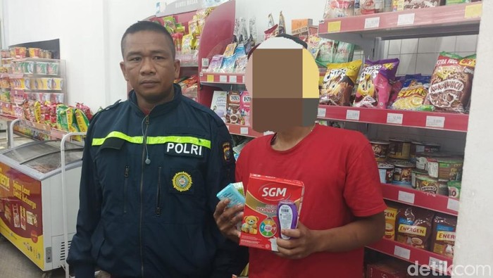Pengamen di Batam nekat curi susu untuk bayinya. Pengamen di Batam nekat curi susu untuk bayinya.
