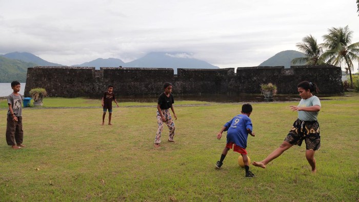 Sejumlah anak bermain bola di atas  Benteng Kalamata di Kelurahan Kayu Merah, Kota Ternate, Maluku Utara, Rabu (11/1/2023). Benteng Kalamata yang dibangun oleh bangsa Portugis pada tahun 1540 sebagai pertahanan dalam menguasai rempah-rempah itu akan  dikembangkan oleh Pemerintah Kota Ternate menjadi objek wisata sejarah untuk menarik wisatawan lokal dan mancanegara. ANTARA FOTO/Andri Saputra/rwa.