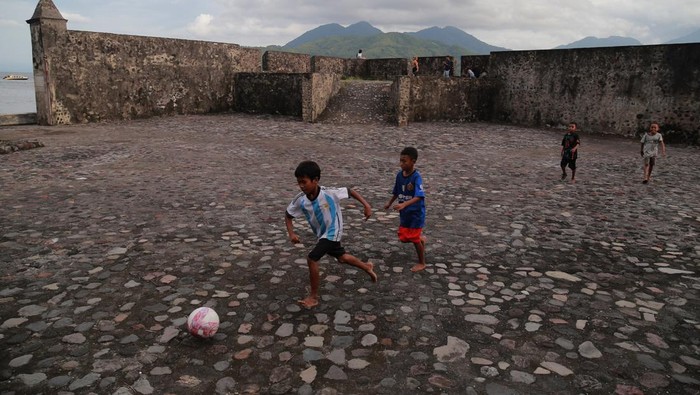 Sejumlah anak bermain bola di atas  Benteng Kalamata di Kelurahan Kayu Merah, Kota Ternate, Maluku Utara, Rabu (11/1/2023). Benteng Kalamata yang dibangun oleh bangsa Portugis pada tahun 1540 sebagai pertahanan dalam menguasai rempah-rempah itu akan  dikembangkan oleh Pemerintah Kota Ternate menjadi objek wisata sejarah untuk menarik wisatawan lokal dan mancanegara. ANTARA FOTO/Andri Saputra/rwa.