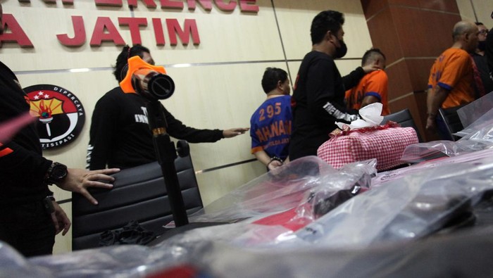 PERAMPOKAN RUMAH DINAS WALI KOTA BLITAR Kapolda Jawa Timur Irjen Pol Toni Harmanto menunjukkan barang bukti saat ungkap kasus perampokan rumah dinas Wali Kota Blitar di Polda Jawa Timur, Surabaya, Jawa Timur, Kamis (12/1/2023). Polda Jawa Timur menangkap tiga tersangka atas kasus dugaan perampokan rumah dinas Wali Kota Blitar dan mengamankan sejumlah barang bukti beberapa diantaranya tiga senjata api, 42 butir peluru, satu mobil dan uang tunai Rp184.168.000. ANTARA FOTO/Didik Suhartono/aww.
