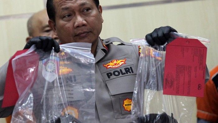 PERAMPOKAN RUMAH DINAS WALI KOTA BLITAR Kapolda Jawa Timur Irjen Pol Toni Harmanto menunjukkan barang bukti saat ungkap kasus perampokan rumah dinas Wali Kota Blitar di Polda Jawa Timur, Surabaya, Jawa Timur, Kamis (12/1/2023). Polda Jawa Timur menangkap tiga tersangka atas kasus dugaan perampokan rumah dinas Wali Kota Blitar dan mengamankan sejumlah barang bukti beberapa diantaranya tiga senjata api, 42 butir peluru, satu mobil dan uang tunai Rp184.168.000. ANTARA FOTO/Didik Suhartono/aww.