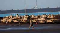 Peralatan militer yang tiba di Pelabuhan Vlissingen tersebut meliputi tank M-1 Abrams dan kendaraan tempur Bradley dari Tim Tempur Brigade ke-2, Divisi Kavaleri ke-1, dari Fort Hood, Texas.  
