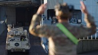 Ada sekitar 1.250 kendaraan militer AS yang singgah sementara di Belanda sebelum dibawa menuju ke Polandia dan Lituania.