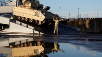 Ribuan kendaraan militer AS singgah sementara di Belanda sebelum dibawa menuju ke Polandia dan Lituania untuk memperkuat sayap timur NATO.  