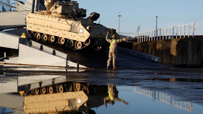 U.S. army vehicles including tanks are brought ashore in the Netherlands as a military unit is transported to Poland and Lithuania as part of a NATO mission to reinforce the alliance's eastern flank after the Russian invasion of Ukraine, in Vlissingen, Netherlands January 11, 2023. REUTERS/Piroschka van de Wouw