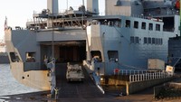 Kendaraan tentara AS termasuk tank tiba di Pelabuhan Vlissingen di Belanda, Rabu (11/1/2023).  