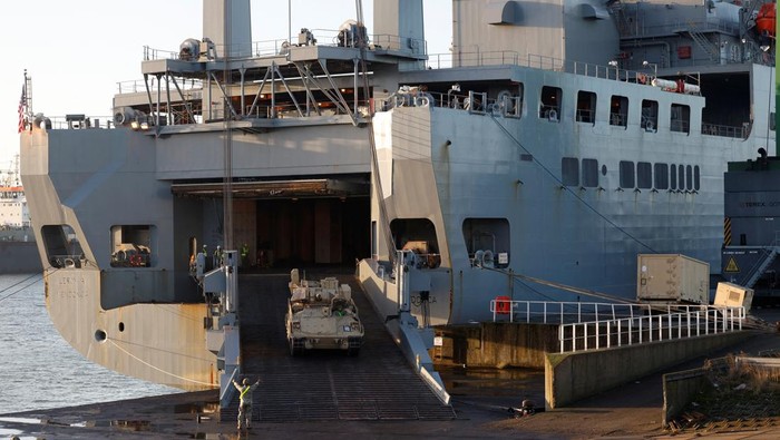Perkuat Perbatasan Negara NATO, Kendaraan Tempur AS Mendarat di Belanda U.S. army vehicles including tanks are brought ashore in the Netherlands as a military unit is transported to Poland and Lithuania as part of a NATO mission to reinforce the alliance's eastern flank after the Russian invasion of Ukraine, in Vlissingen, Netherlands January 11, 2023. REUTERS/Piroschka van de Wouw