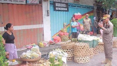 Petugas Satpol PP Kabupaten Buleleng saat memberikan teguran kepada para pedagang liar di Jalan Diponegoro, di depan Pasar Anyar Singaraja, Kamis (12/1/2023).