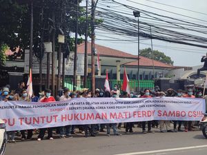 PN Jaksel Tiba-tiba Digeruduk Massa Desak Jaksa Tuntut Mati Ferdy Sambo