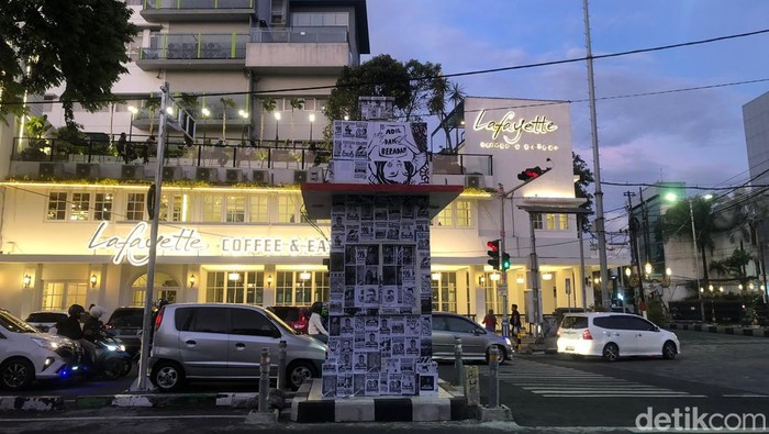 Pos polisi di Kayutangan, Malang yang sekujur bangunannya tertutup poster Tragedi Kanjuruhan