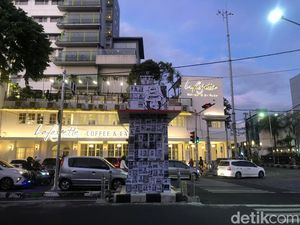 Poster Tragedi Kanjuruhan Penuhi Sekujur Pos Polisi Kayutangan Kota Malang