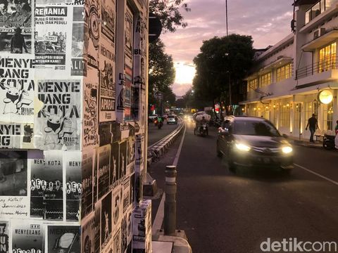 Pos polisi di Kayutangan, Malang yang sekujur bangunannya tertutup poster Tragedi Kanjuruhan