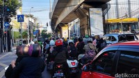 Rencananya, pengendara bermotor akan dikenakan tarif Rp 5.000 hingga Rp 19.000. Potret pengendara bermotor mengantri saat lampu merah di Jalan Panglima Polim.