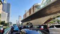 Akan ada 25 ruas jalan di DKI Jakarta yang akan diterapkan ERP. Lalu lintas di Jalan M.H Thamrin terpantau ramai lancar. Terlihat beberapa orang sedang menunggu datangnya bus TransJakarta di halte.