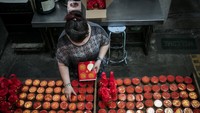 Pelaku usaha mulai memproduksi kue keranjang sejak satu bulan menjelang Imlek. Bahkan, sentra produksi ini mampu membuat hingga 1.200 kue keranjang lho per hari. 