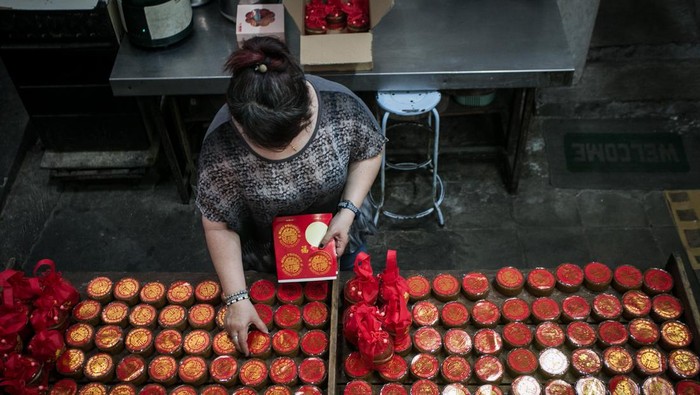 Pekerja memindahkan kue keranjang usai dikukus di rumah produksi kue keranjang Mini Bakery, Sangkrah, Solo, Jawa Tengah, Kamis (12/1/2023). Pelaku usaha mulai memproduksi kue keranjang sejak satu bulan menjelang Imlek dalam sekali produksi pemilik usaha mampu membuat 1.200 kue keranjang yang dipasarkan ke Soloraya, Jakarta, Malang hingga Bali dan dijual dengan harga Rp45 ribu per kilogram. ANTARA FOTO/Mohammad Ayudha/aww.