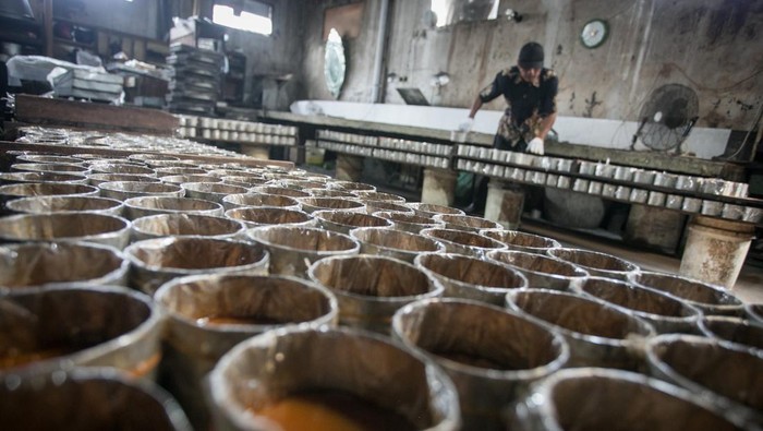 Pekerja memindahkan kue keranjang usai dikukus di rumah produksi kue keranjang Mini Bakery, Sangkrah, Solo, Jawa Tengah, Kamis (12/1/2023). Pelaku usaha mulai memproduksi kue keranjang sejak satu bulan menjelang Imlek dalam sekali produksi pemilik usaha mampu membuat 1.200 kue keranjang yang dipasarkan ke Soloraya, Jakarta, Malang hingga Bali dan dijual dengan harga Rp45 ribu per kilogram. ANTARA FOTO/Mohammad Ayudha/aww.