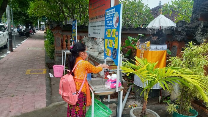 Siswa mencuci tangan sebelum masuk sekolah di Buleleng, beberapa waktu lalu.