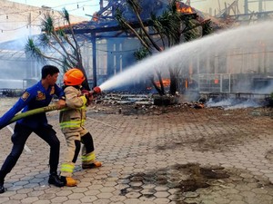 Detik-detik Api Muncul dan Hanguskan RM Ampera Bandung