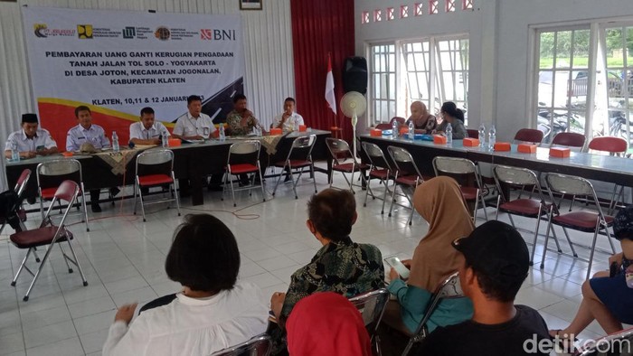 Proses pembayaran UGR proyek tol Jogja-Solo di Balai Desa Joton, Klaten, Kamis (12/1/2023).
