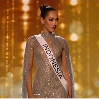 Setelah sesi penjurian baju renang, Laksmi naik ke atas panggung untuk kompetisi gaun malam. Wanita 26 tahun itu tampil memesona dengan gaun malam yang dinamai The Waterfall. Gaun malam yang dikenakan Laksmi di Miss Universe 2022 ini merupakan karya MaisonMet dari Metty Choa. (Foto: Istock)