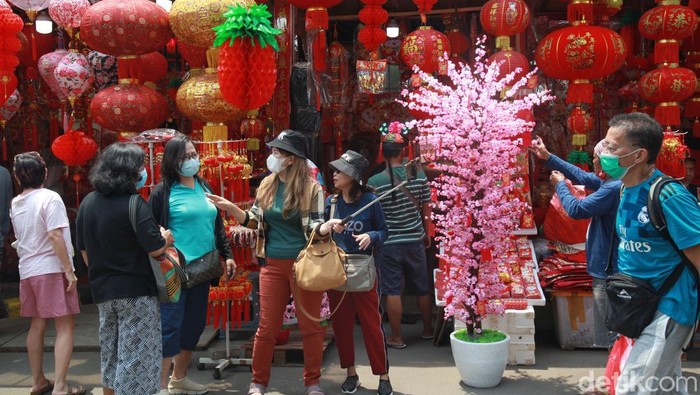 Ramai Pernak-pernik Imlek Bikin Pasar Glodok Pancoran Memerah Pasar Glodok Pancoran mulai dipadati warga menjelang perayaan Imlek. berbagai macam pernak-pernik Imlek dapat dijumpai di beberapa lapak pedagang.