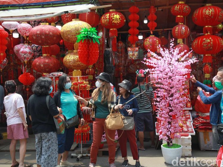 Pedagang Pernak-pernik di Glodok Banjir Cuan Jelang Imlek
