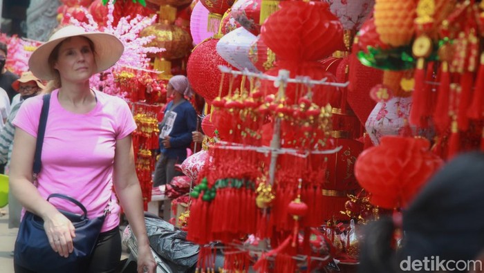 Pasar Glodok Pancoran mulai dipadati warga menjelang perayaan Imlek. berbagai macam pernak-pernik Imlek dapat dijumpai di beberapa lapak pedagang.