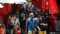 Sejumlah warga mulai memadati Pasar Glodok Pancoran, Jakarta barat, Kamis (12/1/2023).