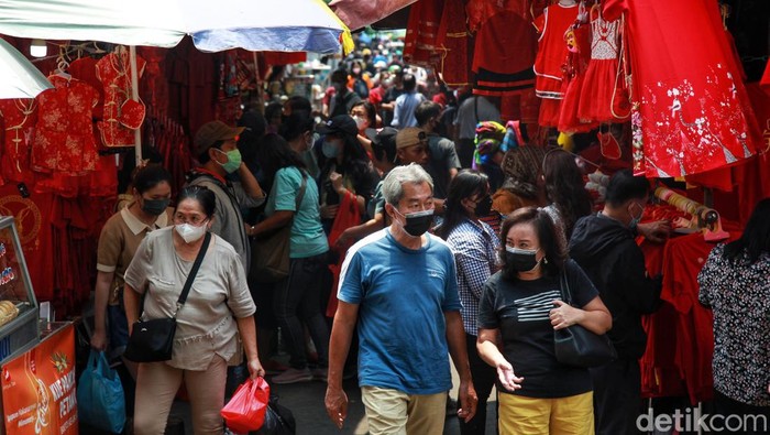 Ramai Pernak-pernik Imlek Bikin Pasar Glodok Pancoran Memerah Pasar Glodok Pancoran mulai dipadati warga menjelang perayaan Imlek. berbagai macam pernak-pernik Imlek dapat dijumpai di beberapa lapak pedagang.
