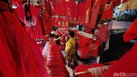 Untuk pakaian imlek, para pedagang membanderol dengan harga Rp 50 ribu hingga Rp 120 ribu.