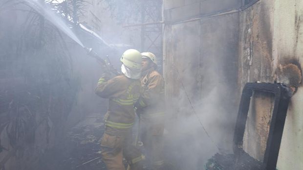 Rumah tinggal di kawasan Gandaria Selatan, Cilandak, Jaksel, terbakar. Sebanyak 21 unit mobil damkar dikerahkan ke lokasi. (dok Sudin PKP Jaksel)