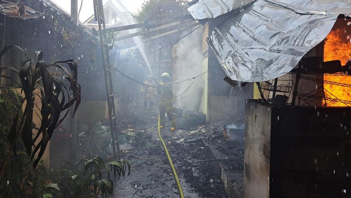 Rumah tinggal di kawasan Gandaria Selatan, Cilandak, Jaksel, terbakar. Sebanyak 21 unit mobil damkar dikerahkan ke lokasi. (dok Sudin PKP Jaksel)