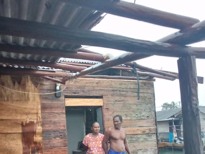 Rumah warga di Kepri yang rusak akibat angin kencang
