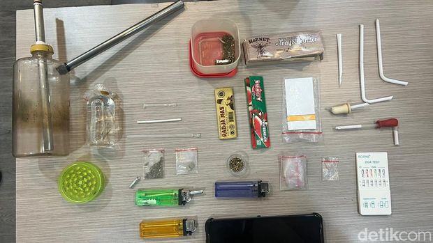 Sederet barang bukti disita polisi dari Revaldo yang ditangkap terkait kasus narkoba.