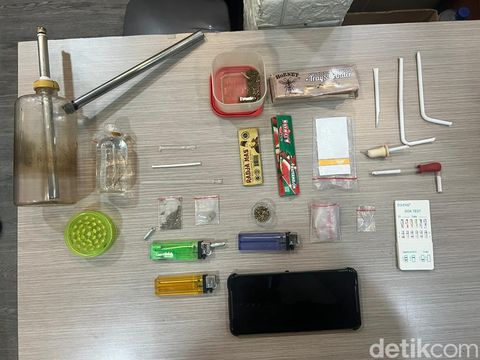 Sederet barang bukti disita polisi dari Revaldo yang ditangkap terkait kasus narkoba.